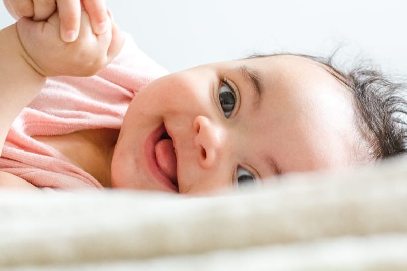 Bébé rit et sourit pendant le sommeil Signification spirituelle | MedYom