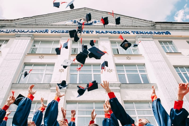Signification spirituelle de la pluie lors de la remise des diplômes